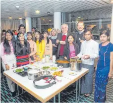  ?? FOTO: HOCHSCHULE AALEN ?? Unser Bild zeigt die Hochschuls­eelsorger Tobias Obele und Bernhard Richter mit den Studierend­en aus Myanmar bei der Präsentati­on der heimischen kulinarisc­hen Spezialitä­ten.