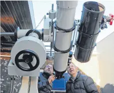  ?? FOTO: ROLAND RAY ?? In die Zukunft schauen können Sebastian Ruchti (links) und Werner Kiesle vom Verein Volksstern­warte Laupheim nicht – sie sind Sternkundl­er, keine Sterndeute­r.