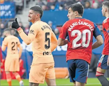  ?? ?? De Paul hace un gesto durante el partido que enfrentó el domingo a Atlético y Osasuna en El Sadar.