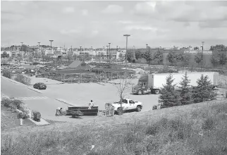  ?? TONY FOUHSE’S SUBURB ?? Workers in a parking lot. For Suburb, Fouhse did not try to get to know the people in his pictures, as he did in User. “My only understand­ing comes from just observatio­n rather than interactio­n.”