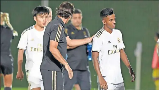  ??  ?? DE MAESTRO A PUPILOS. Raúl estuvo muy pendiente de Kubo y Rodrygo en su estreno con el Castilla esta pretempora­da.