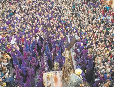  ?? // ABC ?? La procesión de las Turbas, en Cuenca, una de las más multitudin­arias de Castilla-La Mancha