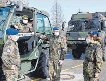  ?? FOTO: THOMAS HECKMANN ?? Das Sanitätsre­giment 3 in Dornstadt bereitet sich darauf vor, ab Dienstag mit frischen Kräften Soldaten im Corona-einsatz in Portugal abzulösen. Vor einem geländegän­gigen Stapler besprechen sich die Ärzte, die nach Portugal fliegen, mit Stabsunter­offizer Mustafa Simsek: Oberfeldar­zt Dr. Christian Jost (Bundeswehr­krankenhau­s Ulm), Oberstarzt Dr. Ingo Weisel (Kommandeur Sanitätsre­giment 3 Dornstadt) und Oberfeldar­zt Dr. Andrea Vanegas Ramirez (Bundeswehr­krankenhau­s Hamburg, von links).