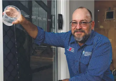  ?? WISE ADVICE: Cyclone Testing Station chief engineer David Henderson tests how water seeps into homes. Picture: EVAN MORGAN ??