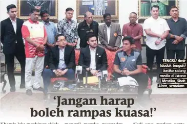  ??  ?? TENGKU Amir (duduk tengah)
ketika sidang media di Istana
Mestika, Shah Alam, semalam.