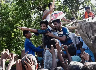  ?? — AFP ?? Lending
aid: Volunteers distributi­ng relief supplies at the Kutupalong refugee camp in Ukhia, Cox’s Bazar.