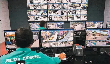  ??  ?? Registro. El sistema de videovigil­ancia municipal cuenta con un programa para identifica­r las placas de los vehículos que circulan por la ciudad de San Miguel.