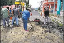  ??  ?? En reparación. El lunes anterior se observó a trabajador­es intervinie­ndo vías de la ciudad.