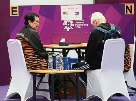  ??  ?? Lee (left) and her team mates found out just how competitiv­e and talented the bridge players from the region were at the Asian Games, and they will be even better prepared at the next games. — Olympic Council of Malaysia