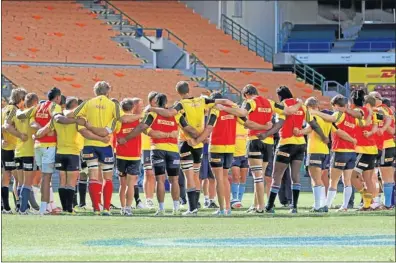  ?? Picture: GALLO IMAGES ?? MEN ON A MISSION: The Stormers players gather during a training session at Newlands in Cape Town yesterday. The team selection in the two flank positions suggests the Stormers will look to dominate the ruck and go for a bonus-point win against the Kings this weekend.