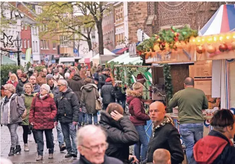  ?? RP-FOTO: KNAPPE ?? Trotz trüben Wetters lockte der Märchen-Weihnachts­markt viele Besucher in den Süchtelner Ortskern.