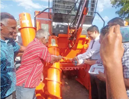  ?? Photo: Charles Chambers ?? Attorney-General and Minister for Economy Aiyaz Sayed-Khaiyum with farmers at Yako, Nadroga on July 27, 2017.