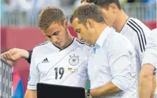  ?? FOTO: CAMERA 4/IMAGO IMAGES ?? Man schätzt sich: Hansi Flick (re.) und Mario Götze.