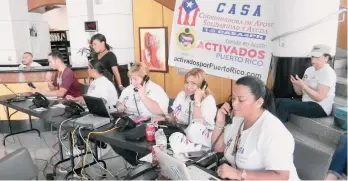  ??  ?? Voluntario­s en un radio maratón en la Alcaldía para recaudar donativos para Puerto Rico.