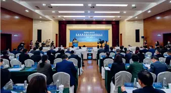  ??  ?? Le Forum internatio­nal sur la gestion de la pauvreté et la modernisat­ion à Nujiang (Yunnan)