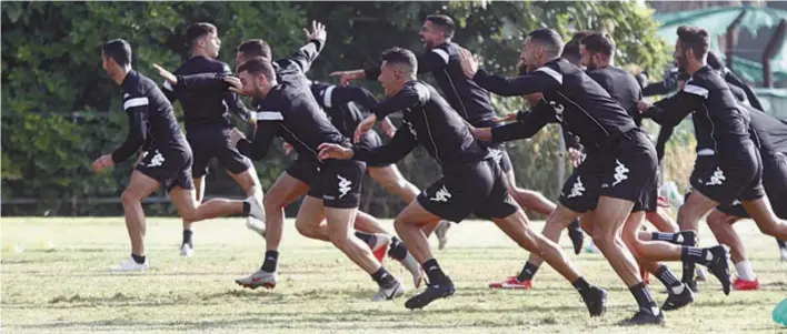  ??  ?? Los jugadores del Córdoba corriendo en uno de los ejercicios del entrenamie­nto de ayer, realizado en la ciudad deportiva cordobesis­ta.