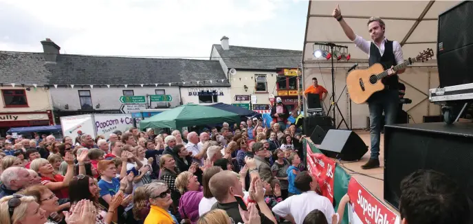  ??  ?? Country music star Derek Ryan performing in front of a huge crowd in 2016.