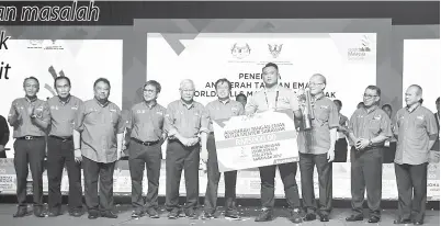  ??  ?? ABANG JOHARI menyampaik­an Anugerah Tangan Emas Ketua Menteri Sarawak kepada Zacchaeus (empat kanan) sempena Pertanding­an Worldskill­s Malaysia Sarawak 2017 di BCCK.