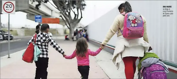  ??  ?? Una madre se dirige al cruce fronterizo de Tijuana, para pedir asilo