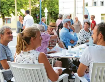  ??  ?? Das Straßenple­num Oberhausen tagt vor der Werner-Egk-Grundschul­e. Oberhausen wird mit seinen Facetten unter die Lupe genommen: vom Haller-Platz bis zur Neubebauun­g des Zeuna-Geländes. Fotos: Michael Schreiner (2), Richard Mayr (2)