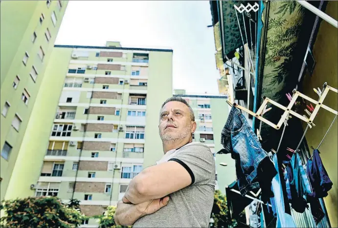  ?? ÀLEX GARCIA ?? Toni Hill, fotografia­do recienteme­nte junto a los bloques verdes de Sant Ildefons, lugar central en la trama de su nueva novela