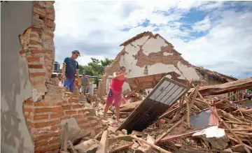  ??  ?? Fallecidos. Aparte de las víctimas fatales en Oaxaca y Chiapas, el estado de Tabasco también tiene cuatro muertos por el terremoto, según reportó el sábado el coordinado­r nacional de Protección Civil, Luis Puente.