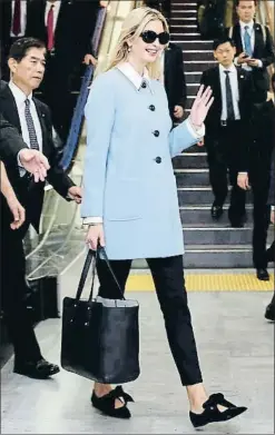  ?? ISSEI KATO / REUTERS ?? Ivanka Trump, a su llegada a Japón, con zapatos de Zara