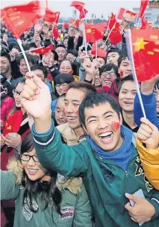  ?? FOTO: ACTION PRESS ?? Jubelnde Chinesen feiern zum 65. Jahrestag der Staatsgrün­dung der Volksrepub­lik auf dem Tiananmen-Platz in Peking.