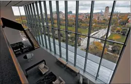  ?? ANTONIO PEREZ/CHICAGO TRIBUNE ?? The top-level conference area of the David Rubenstein Forum building at the University of Chicago boasts a sweeping view of the campus and skyline.