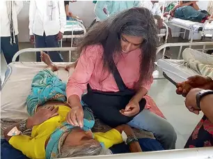  ??  ?? Elizabeth Purve Jorendal with her biological mother at a hospital in Yavatmal in Maharashtr­a.