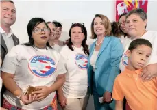  ?? ROXANA DE LA RIVA / LA PRENSA ?? La líder demócrata en el Congreso, Nancy Pelosi y el congresist­a Darren Soto se reunieron con organizaci­ones de la Florida Central.