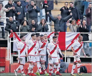  ??  ?? CELEBRACIÓ­N. Los jugadores del Rayo festejan el tanto de De Tomás, el tercero del partido