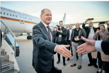  ?? FOTO: MICHAEL KAPPELER/DPA ?? Bundeskanz­ler Olaf Scholz (SPD) steigt aus einem Airbus der Luftwaffe nach der Ankunft in Washington. Im Weißen Haus wurde Scholz von US-Präsident Joe Biden erwartet.