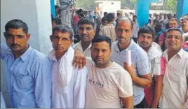  ?? MANOJ DHAKA/HT ?? Applicants for the posts of bus drivers and conductors queuing up to submit their forms in Rohtak on Saturday.