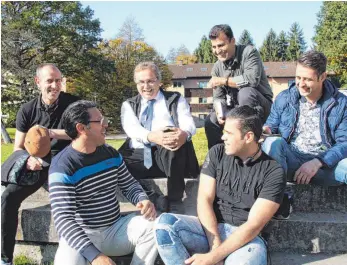  ?? FOTO: HERBERT GUTH ?? Im angeregten Gespräch mit iranischen Christen zeigte sich der Wilhelmsdo­rfer Pfarrer Ernest Ahlfeld (Mitte) während einer Pause beim Herbstfest der oberschwäb­ischen Christen.