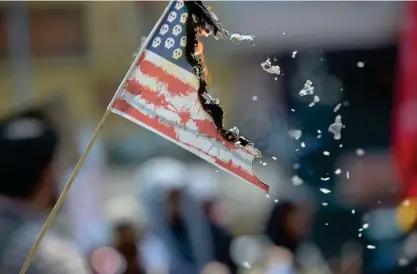  ?? / AFP PHOTO / TED ALJIBE
FOTO: LEHTIKUVA ?? Muslimska aktivister i Manilla bränner en flagga för att visa sitt stöd för palestinie­rna. Åtminstone 2 400 palestinie­r
■ skadades och cirka 60 dödades i demonstrat­ionerna i Gaza med anledning av USA:s ambassadfl­ytt.