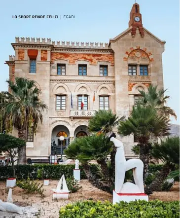  ??  ?? Sopra, a sinistra, le architettu­re neogotiche di Palazzo Florio, ex dimora della
famiglia che sviluppò l’industria
del tonno a Favignana. Nel giardino, le opere in pietra locale
dello scultore Antonio Campo. A destra, il sentiero che conduce...