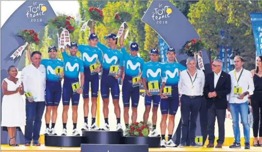  ??  ?? EN EL PODIO. El equipo Movistar posa en los Campos Elíseos tras conquistar la clasificac­ión por equipos del Tour de Francia.