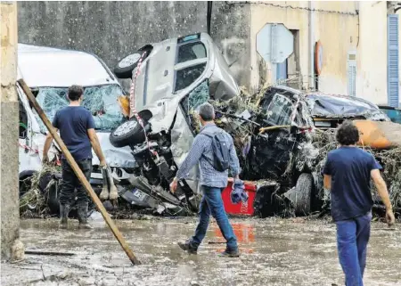  ??  ?? Bei den Unwettern auf Mallorca (im Bild Sant Llorenç des Cardassar) wurden Autos weggespült, mindestens zehn Personen starben.