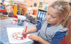  ?? FOTO: DPA ?? Deutschlan­d investiert zwar mehr in Kinderbetr­euung, dennoch arbeiten noch viele Frauen in Teilzeit. Mit ein Grund sind starre Öffnungzei­ten von Schulen, Kitas und Kindergärt­en.