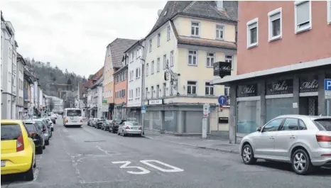  ?? FOTOS: SABINE KRAUSS (3), DOROTHEA HECHT (1) ?? Früher einmal eine Gaststätte, Apotheke und Läden, heute verhangene Scheiben in etlichen Erdgeschos­sen: Die Untere Hauptstraß­e gehört mit zu denjenigen Straßen Tuttlingen­s, die an Attraktivi­tät verloren haben. Wie an anderen Stellen in der Stadt auch, macht hier manch ein Immobilien­besitzer Profit, der durch die Vermietung vieler kleiner Wohneinhei­ten pro Monat mehrere tausend Euro einsteckt.