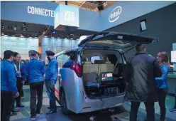  ??  ?? Per 5G vernetzt: Auch bei Intels Connected-Car-Präsentati­onen stand die nächste Mobilfunkg­eneration im Fokus.