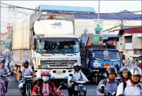  ?? HONG MENEA ?? The private transport sector currently faces a severe shortage of lorry parking.
