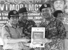  ??  ?? Kurup (left) presenting an appreciati­on certificat­e to Anuar during the event.