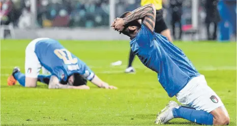  ?? FOTO: ANTONIO CALANNI/AP/DPA ?? Am Boden zerstört: Nach der 0:1-Heimpleite gegen Nordmazedo­nien ist die italienisc­he Nationalma­nnschaft bei der WM nur Zaungast.