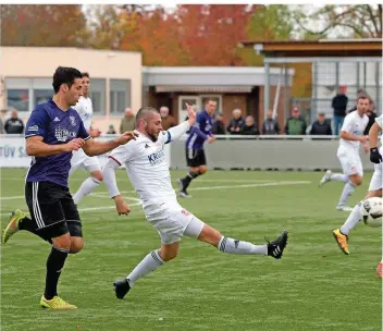  ?? FOTO:DIRK GULDNER ?? Tom Koblenz (links) kommt hier gegen Diefflens Dominic Selvaggio einen Tick zu spät. In der 45. Minute war er dann aber rechtzeiti­g zur Stelle, um für den 2:0-Endstand zu Gunsten des FSV Jägersburg zu sorgen.