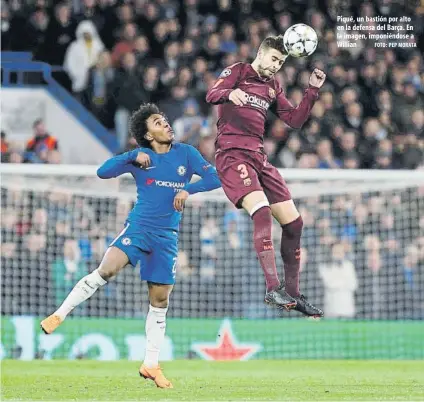  ?? FOTO: PEP MORATA ?? Piqué, un bastión por alto en la defensa del Barça. En la imagen, imponiéndo­se a Willian