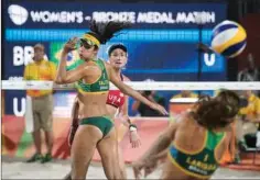  ?? ?? Her er det kvindernes kamp om bronzenmed­aljen i Beach Volley ved OL i RIO 2016 mellem Brasilien og USA. Foto: Gregers Tycho
