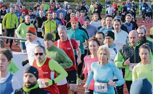  ?? NGZ-FOTO: ANDREAS WOITSCHÜTZ­KE ?? 923 Teilnehmer gingen bei bestem Laufwetter an den Start beim 45. Neusser Erftlauf der DJK Novesia . Bunt gemischt hier das größte Läuferfeld über die 15 Kilometer kurz nach Startschus­s auf der WolkerAnla­ge. Über eine Stunde lagen zwischen Sieger Nikki...