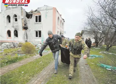  ?? AFP ?? Una nueva fosa común con más civiles muertos fue hallada en la región de Kiev